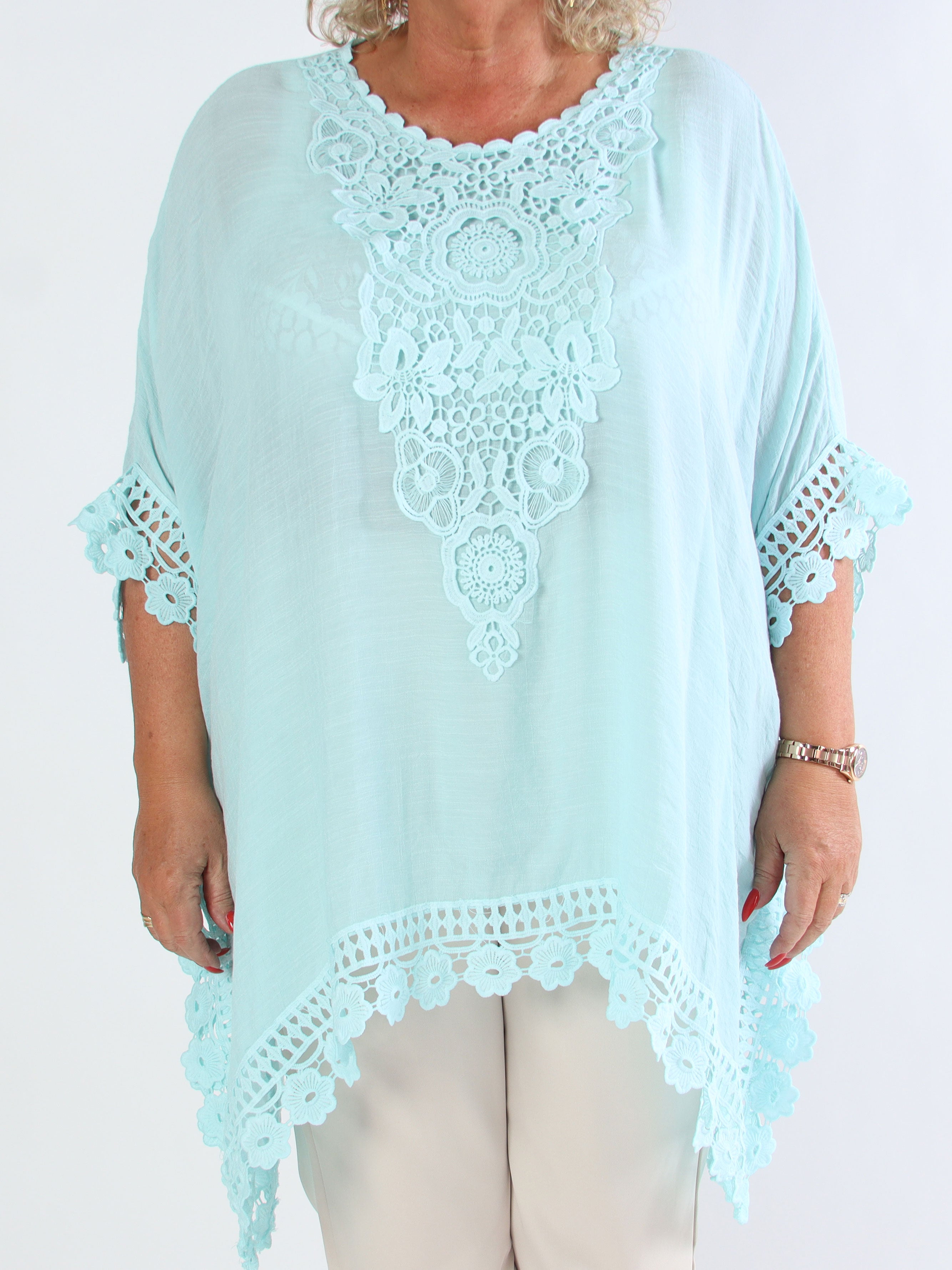 Elena - Blød plus size tunika i bomuld med fine broderinger